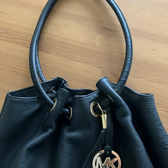 MICHAEL KORS ASTOR Black Pebbled Leather Purse Tassel MK Ring Tote Shoulder Bag - Picture 1 of 10